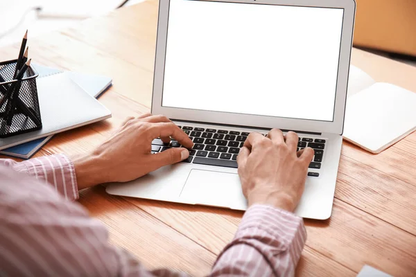 Jovem Com Laptop Casa — Fotografia de Stock