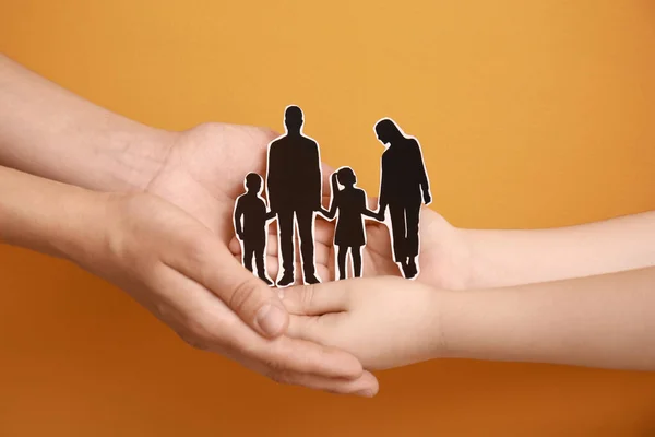 Mani Famiglia Con Figure Umane Sfondo Colori — Foto Stock