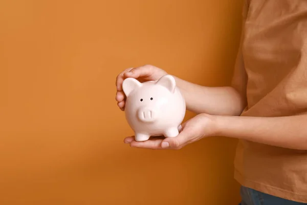 Manos Femeninas Con Alcancía Sobre Fondo Color — Foto de Stock