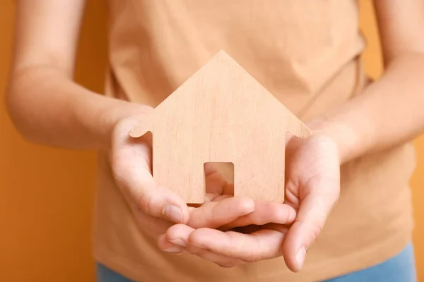 Manos Femeninas Con Figura Casa Madera Primer Plano — Foto de Stock