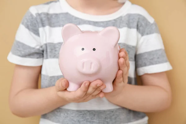Çocuk Domuz Kumbarası Tutuyor Para Tasarrufu Kavramı — Stok fotoğraf