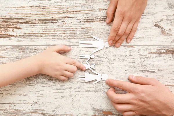 Mãos Família Com Figuras Humanas Fundo Madeira — Fotografia de Stock