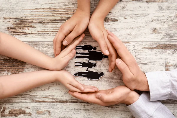 Mãos Família Com Figuras Humanas Fundo Madeira — Fotografia de Stock