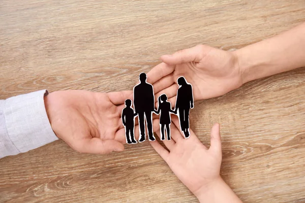 Familiehanden Met Menselijke Figuren Houten Ondergrond — Stockfoto