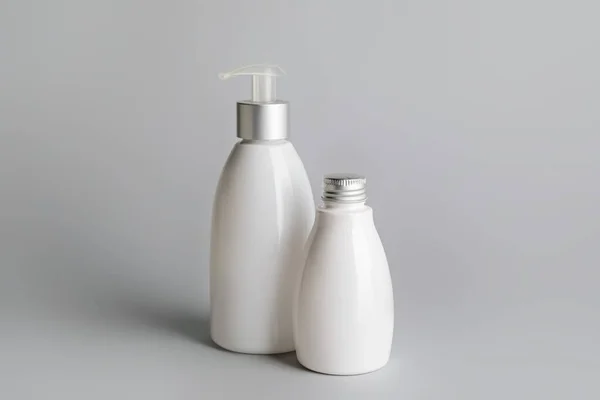 Diferentes Botellas Productos Cosméticos Sobre Fondo Gris — Foto de Stock