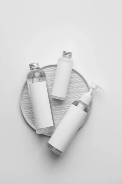 Diverse Bottiglie Prodotti Cosmetici Sfondo Chiaro — Foto Stock