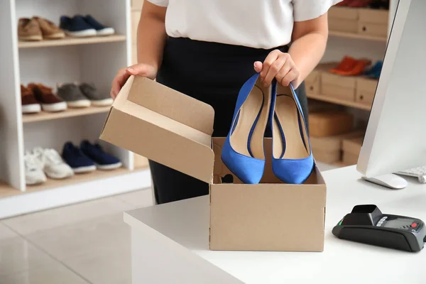 Vendedor Feminino Loja Sapatos Moderna — Fotografia de Stock