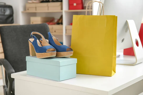 Modern Shoes Box Bag Table Store — Stock Photo, Image