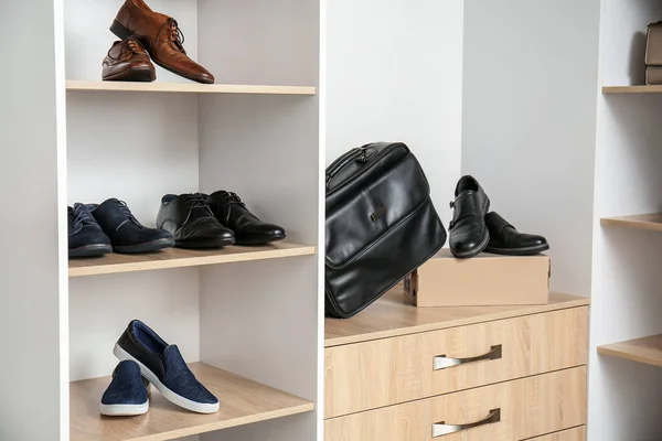 Prateleiras Com Sapatos Loja Moderna — Fotografia de Stock