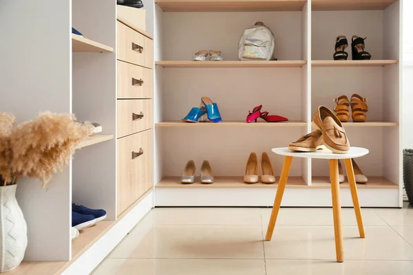 Modern Ayakkabı Mağazasının Şık Bir Tasarımı — Stok fotoğraf