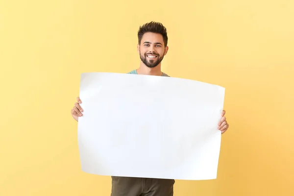 Joven Con Hoja Papel Blanco Sobre Fondo Color — Foto de Stock