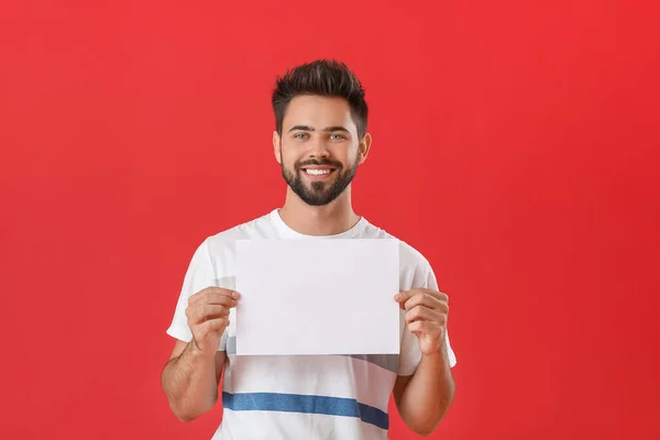 Junger Mann Mit Leerem Blatt Papier Auf Farbigem Hintergrund — Stockfoto
