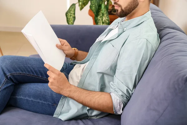 Giovane Uomo Che Legge Rivista Casa — Foto Stock