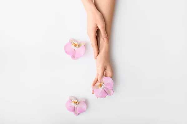 Mãos Femininas Com Belas Flores Fundo Claro — Fotografia de Stock