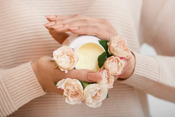 Young Woman Cream Beautiful Flowers Closeup — Stock Photo, Image