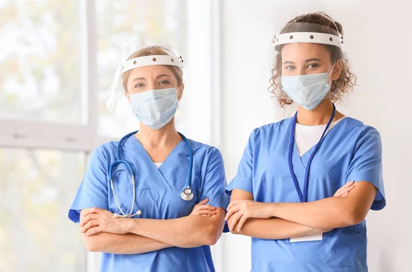 Retrato Doctores Con Máscaras Médicas Clínica — Foto de Stock