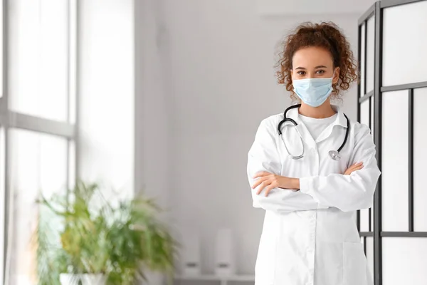 Retrato Una Doctora Con Máscara Médica Clínica — Foto de Stock