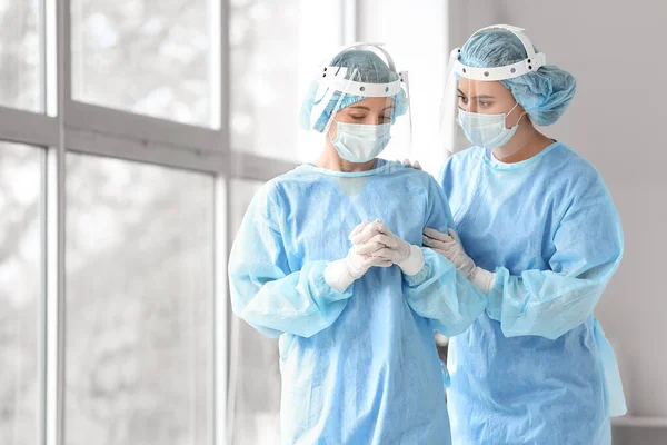 Cirujano Femenino Calmando Colega Después Operación Clínica — Foto de Stock