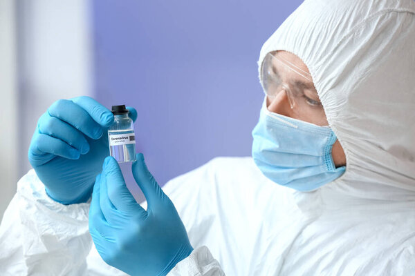 Ученый с вакциной ковид-19 в лаборатории