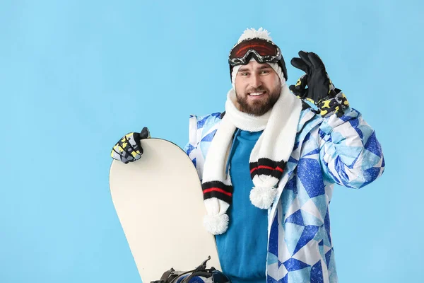 Mężczyzna Snowboardzista Pokazując Tle Koloru — Zdjęcie stockowe