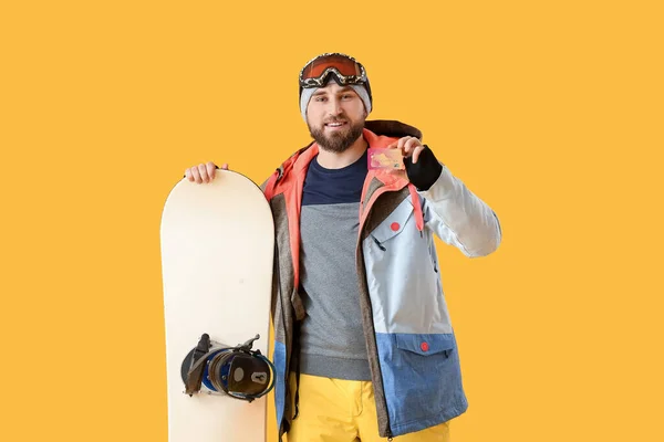 Mężczyzna Snowboardzista Karty Kredytowej Tle Koloru — Zdjęcie stockowe