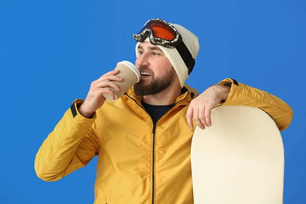 Mężczyzna Snowboardzista Pijąc Kawę Tle Koloru — Zdjęcie stockowe