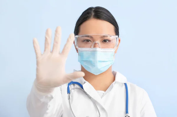 Porträtt Kvinnliga Asiatiska Läkare Visar Stop Gest Färg Bakgrund — Stockfoto