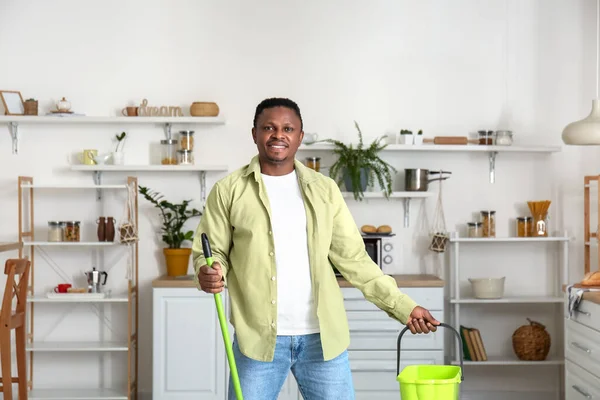 Hombre Afroamericano Fregando Piso Cocina — Foto de Stock