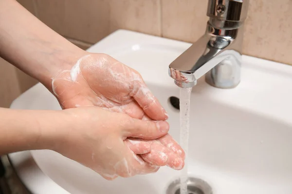 Junge Frau Wäscht Sich Badezimmer Die Hände Nahaufnahme — Stockfoto