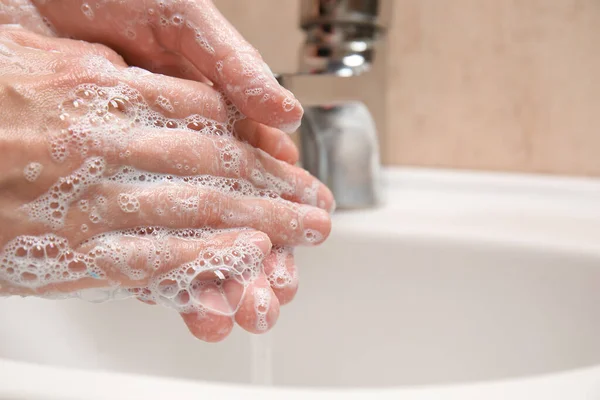 Junge Frau Wäscht Sich Badezimmer Die Hände Nahaufnahme — Stockfoto