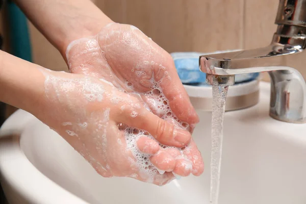 Giovane Donna Che Lava Mani Bagno Primo Piano — Foto Stock