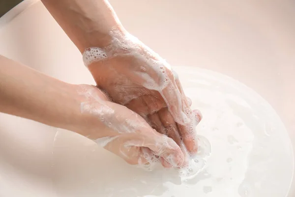 Jovem Mulher Lavando Mãos Banheiro Close — Fotografia de Stock