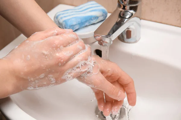 Mujer Joven Lavándose Las Manos Baño Primer Plano —  Fotos de Stock