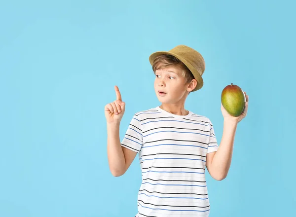 Mignon Petit Garçon Avec Mangue Savoureuse Fraîche Sur Fond Couleur — Photo