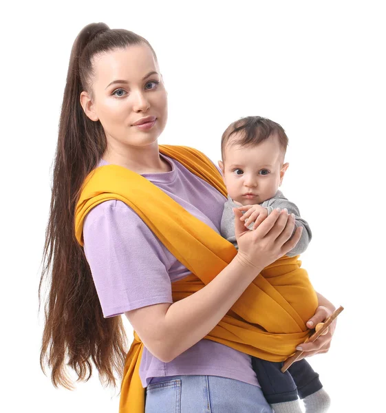 Giovane Madre Con Piccolo Bambino Fionda Sfondo Bianco — Foto Stock