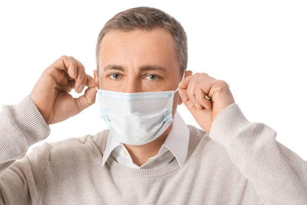 Volwassen Man Met Medisch Masker Witte Achtergrond — Stockfoto