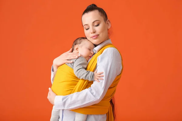 Młoda Matka Małym Dzieckiem Temblaku Tle Koloru — Zdjęcie stockowe