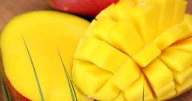 Ahşap arka planda tatlı olgun mangolar, yakın plan