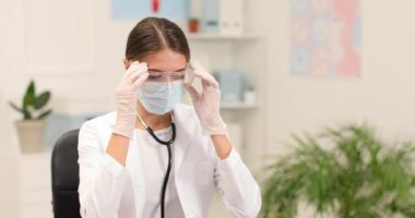 İş yerinde yorgun kadın doktor