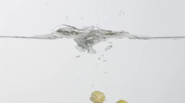 Taze Brüksel lahanaları hafif arka planda suya dökülüyor