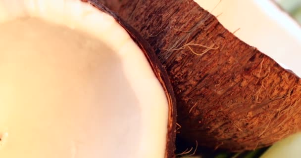 Świeże Kokosy Talerz Smacznym Jogurtem Truskawkami Winogronami Stole Zbliżenie — Wideo stockowe