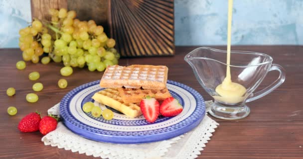 Leckere Waffeln Mit Früchten Und Kondensmilch Auf Dem Tisch — Stockvideo