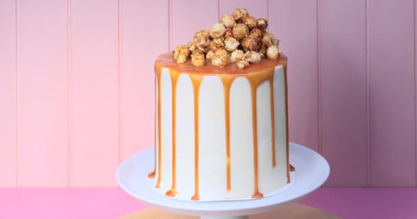 Zoete Popcorn Cake Standaard Tegen Kleur Achtergrond — Stockvideo