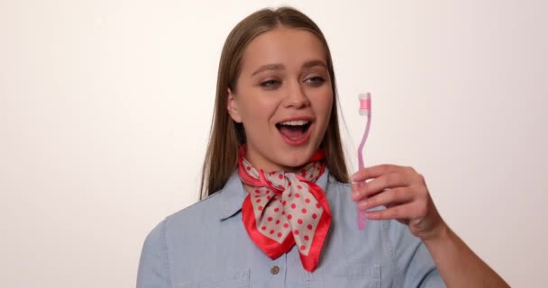 Ung Kvinna Med Tandborste Visar Tummen Upp Ljus Bakgrund — Stockvideo