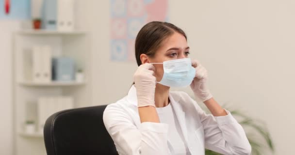 Lekarz Zakładający Maskę Medyczną Okulary Ochronne Klinice — Wideo stockowe