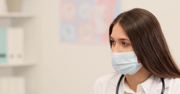 診療所で医者に行く若い女性 — ストック動画