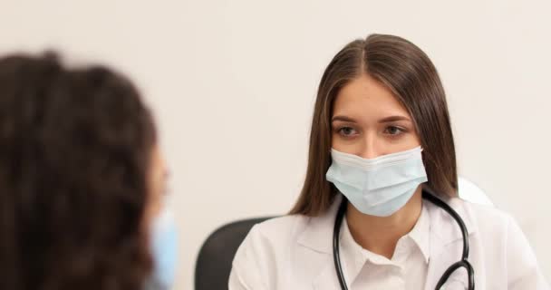 Jonge Vrouw Bezoek Bij Dokter Kliniek — Stockvideo