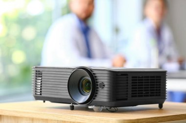 Tıp fakültesinde video projektörü masadaydı.