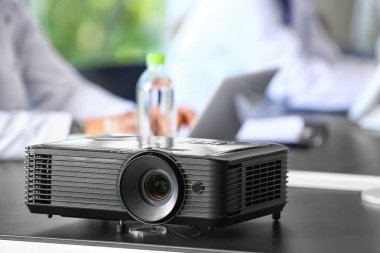 Tıp fakültesinde video projektörü masadaydı.