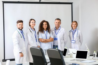 Modern klinikteki doktorlar.